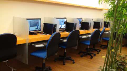 使用PC个人电脑的补课教室