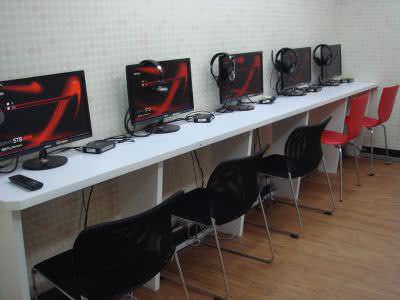 现代化的教育单位布署大量STB® 4K 上课机