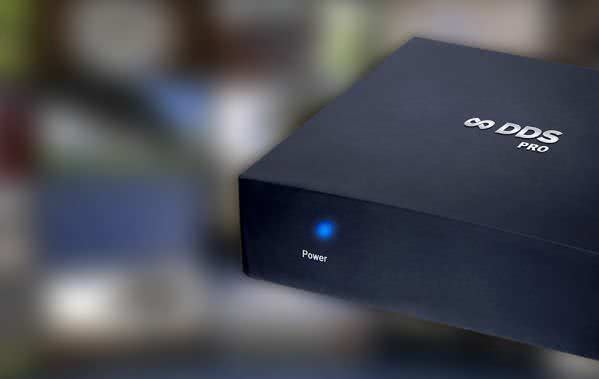 不论是商家、企业或是教育机构，增加曝光度意味着有更高的机会吸引群众购买产品。传统提高曝光率的方式，不外乎发传单、张贴广告、提供赠品和优惠券..等方式，然而在现代信息快速更迭的情况下，旧有的静态、单向行销方式已无法抓住群众目光。为了满足更现代化的须求，蓝眼科技催生出全新一代广告机 - DDS PRO。DDS PRO广告机打破现有死板框架，创造出新世代动态、交互式信息媒体传播平台，将传统信息看板的功能全面进化提升，并开发出更多新颖的功能，完全贴近现代人接受信息的须求。