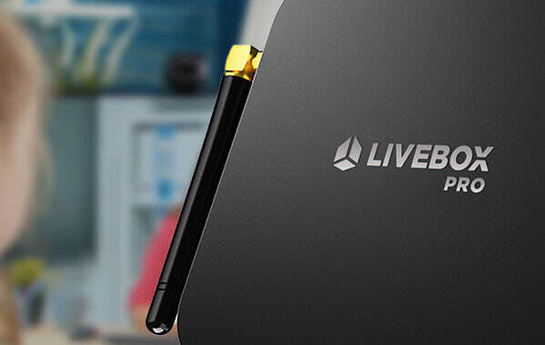 蓝眼科技新开发出LiveboxPRO直播机，搭配iCam/iCamPRO超高画质数位摄影机或是SES录课直播系统旗舰版，可以做到FullHD超高画质现场直播，老师上课的影象清淅自然、黑板或白板等书写版上的字体锐利易辨，就算学生在分校上课也能感受如同上课教室现场般真实。LiveboxPRO直播机的出现主要是为了解决使用iCamLive监看软件需要安装在个人电脑(PC)上常发生的不便情形，客户一直希望能有比电脑更稳定可靠、更容易使用、价格更便宜且不需要维护的设备。LiveboxPRO直播机就是为此诞生，插电後没几秒就可直接显示远程FullHD超高画质的即时影象与同步声音，简单又好用！如果两间教室各安装LiveboxPRO，就可以实现双向对谈交互上课，对比视频会议设备，画质同样是蓝光品质，但在花费与使用上的便利性，LiveboxPRO都占有绝对优势！LiveboxPRO直播机是专用机设计，连网通电後教室即时影象直接透过HDMI以超高画质呈现在投影画面或大电视上。LiveboxPRO直播机的出现为教育单位省下许多人力与费用，并且实现更多有趣的应用。