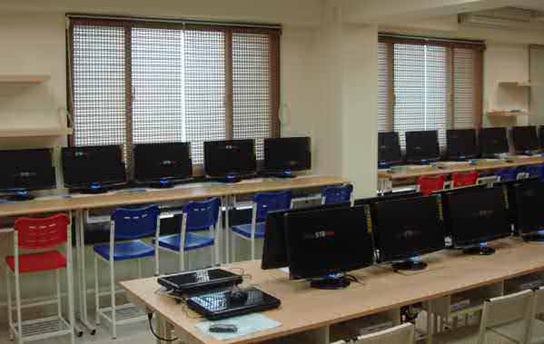 当学生缺课时，过去仰赖老师另择时间补课或是播放DVD光盘的方式已经成为过去式了，根基于最新网络科技与超高画质摄影机的研发技术，我们创造了市占率最高的超高画质补课系统。专注在将老师上课准确且高画质、高音质录制成数位可后制文件，搭配完整的派课管理系统，结合片库系统、上课机、直播机、云端等多样产品，构筑成当前最完整也最便利的新一代补课系统。