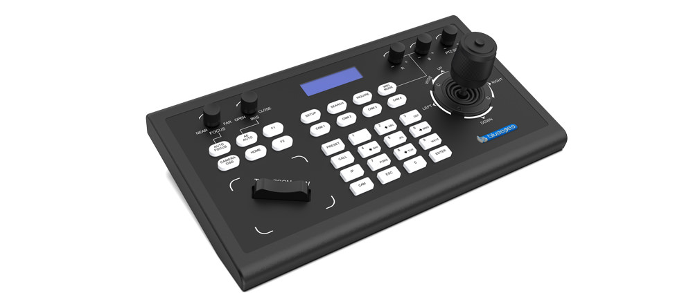 CC3000摄影机控制器是一款先进的设备，支持ONVIF、VISCA、串行VISCA、PELCO-D/P等多种通信协定，允许用户灵活操控。该控制器配备了RJ45、RS422、RS232控制端子，实现对最多255部摄影机的集中控制。独创的句柄学习功能赋予用户自订句柄指令的自由，同时，RS485接口支持的设备可个别设置不同的通信协定和波特率，以适应多样化的应用须求。CC3000控制器备有LCD显示荧幕和按键声音提示，为用户提供即时的工作状态反馈，最大通信范围达1200公尺（使用0.5mm双绞线），保证了广泛的适用范围。摄影机的参数设置可以简易地透过按钮完成，而4D摇杆的设计实现了摄影机的可变速控制，提高了操作的伶敏度和准确性。坚固的金属外壳与耐用的矽胶按键保证了设备的长久使用寿命，使CC3000摄影机控制器成为专业摄影机控制解决方案中的佼佼者。